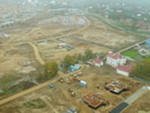 рыночной стоимостью земельного участка является наиболее вероятная цена, по которой земельный участок может быть отчужден на дату оценки на открытом рынке в условиях конкуренции, когда стороны сделки действуют разумно, располагая всей необходимой информацией, а на цене сделки не отражаются какие-либо чрезвычайные обстоятельства. Рыночная стоимость земельного участка зависит от спроса и предложения на земельном рынке. Рыночные цены на схожие по своим показателям земельные участки должны быть приблизительно одинаковы. Поскольку в разные периоды времени цена на землю может меняться (уменьшаться или увеличиваться), то рыночная стоимость всегда определяется для какой-либо конкретной даты.